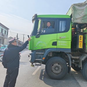 古峴中隊(duì)黨支部強(qiáng)化渣土車管理，守護(hù)道路交通安全