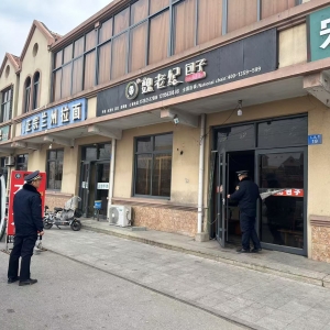 店子中隊(duì)--清理櫥窗廣告 凈化市容環(huán)境