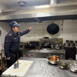 平度市東閣街道執(zhí)法中隊(duì)開(kāi)展餐飲油煙整治，解決群眾油煙“煩心事” ...