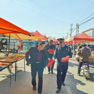 古峴中隊(duì)黨支部開展古峴大集垃圾分類普法宣傳
