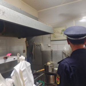 同和中隊：“信用+執(zhí)法”守護城市 清新“食”光